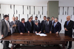 Michel Temer assume presidência e divulga nomes de 21 ministros